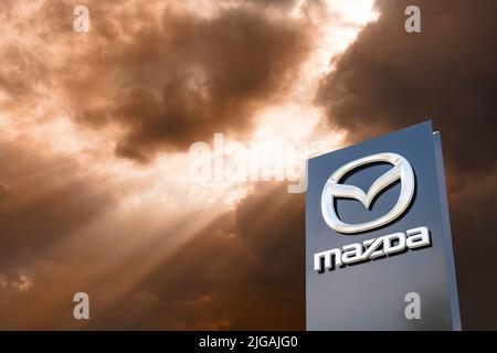 Werbe- und Firmenschild der Firma MAZDA Banque D'Images