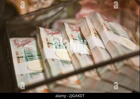 Cinq paquets de mille Émirats arabes Unis Dirhams, dans une boîte en verre, dans le cadre d'un marié émirati généreuse Mahr (dot) pour sa future épouse. Banque D'Images