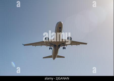 18.06.2022, Berlin, Allemagne, Europe - les Airbus A220-300 d'Air France immatriculations F-HZUF s'approchent de l'aéroport de Brandebourg de Berlin. Banque D'Images