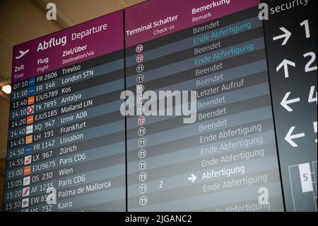 18.06.2022, Berlin, Allemagne, Europe - Affichage des informations de vol au niveau de départ du terminal 1 de l'aéroport international de Berlin-Brandebourg BER. Banque D'Images