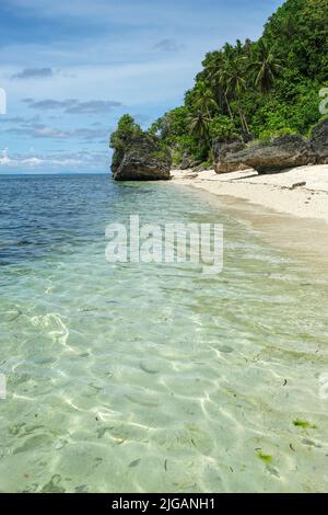 Vue sur Monkey Beach sur l'île de Siquijor, située dans la région de Central Visayas aux Philippines. Banque D'Images