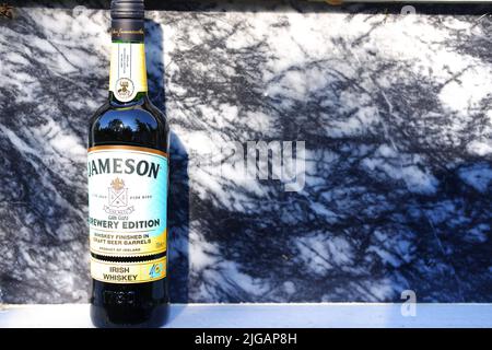 Produit spécial de l'édition Gara Guzu de whisky irlandais. Le whisky Jameson est fini dans des fûts de bière artisanaux turcs Banque D'Images