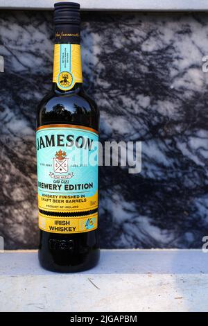 Produit spécial de l'édition Gara Guzu de whisky irlandais. Le whisky Jameson est fini dans des fûts de bière artisanaux turcs Banque D'Images