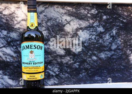 Produit spécial de l'édition Gara Guzu de whisky irlandais. Le whisky Jameson est fini dans des fûts de bière artisanaux turcs Banque D'Images