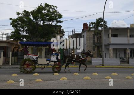 Paysage avec vue panoramique d'un calèche-taxi sur les rues de Varadero i Matanzas, Cuba. Banque D'Images