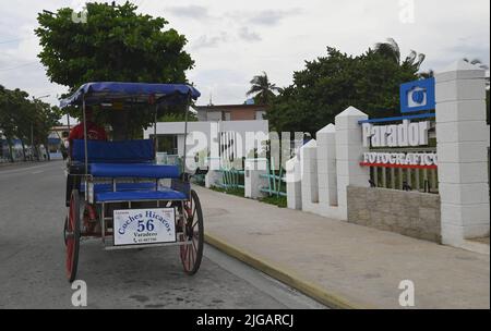 Paysage avec vue panoramique d'un calèche-taxi sur les rues de Varadero i Matanzas, Cuba. Banque D'Images