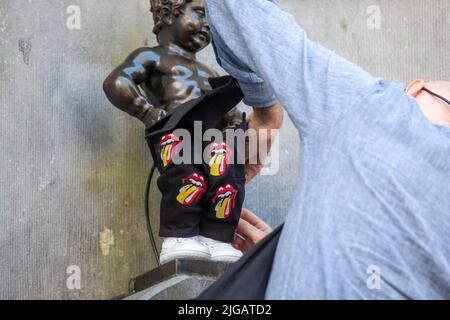 L'illustration montre une cérémonie pour la présentation d'un costume de Rolling Stones pour l'emblématique statue de Manneken Pis dans le centre-ville de Bruxelles, le samedi 09 juillet 2022. Le lundi 11 juillet, les Rolling Stones se réalisent à Bruxelles, dans le cadre de leur 'visite de la ixité'. BELGA PHOTO NICOLAS MATERLINCK Banque D'Images