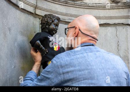 L'illustration montre une cérémonie pour la présentation d'un costume de Rolling Stones pour l'emblématique statue de Manneken Pis dans le centre-ville de Bruxelles, le samedi 09 juillet 2022. Le lundi 11 juillet, les Rolling Stones se réalisent à Bruxelles, dans le cadre de leur 'visite de la ixité'. BELGA PHOTO NICOLAS MATERLINCK Banque D'Images