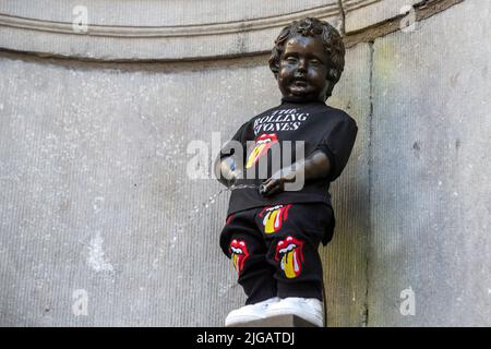 L'illustration montre une cérémonie pour la présentation d'un costume de Rolling Stones pour l'emblématique statue de Manneken Pis dans le centre-ville de Bruxelles, le samedi 09 juillet 2022. Le lundi 11 juillet, les Rolling Stones se réalisent à Bruxelles, dans le cadre de leur 'visite de la ixité'. BELGA PHOTO NICOLAS MATERLINCK Banque D'Images