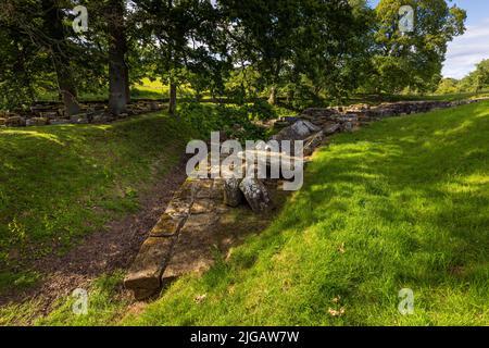 Les vestiges de l'abattement du pont romain (maintenant enfermé à terre) au fort romain de Chesters sur le nord de la Tyne, Northumberland, Angleterre Banque D'Images