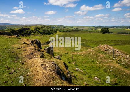 Une section du mur d’Hadrien à la rencontre de la carrière de Walltown Crags, Northumberland, Angleterre Banque D'Images