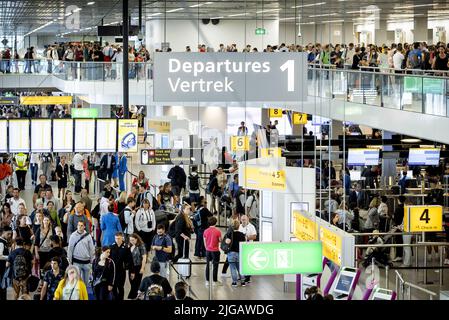 2022-07-09 11:04:58 SCHIPHOL - voyageurs à Schiphol. Le premier jour des vacances d'été provoque des foules à l'aéroport. ANP KOEN VAN WEEL pays-bas hors - belgique hors Banque D'Images