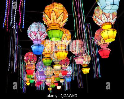 PAKRUOJIS / LITUANIE - 29 décembre 2019: Lanternes chinoises traditionnelles colorées au Festival de lumière les grandes lanternes de Chine Banque D'Images