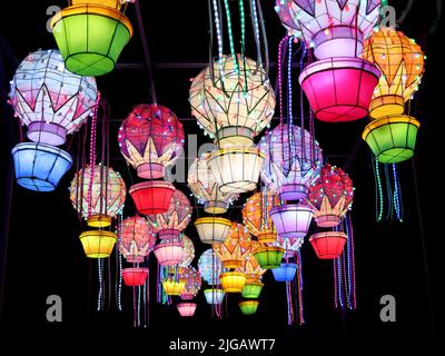 PAKRUOJIS / LITUANIE - 29 décembre 2019: Lanternes chinoises traditionnelles colorées au Festival de lumière les grandes lanternes de Chine Banque D'Images