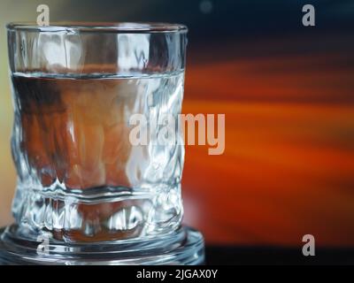 Eau dans un verre, isolé, gros plan. Banque D'Images