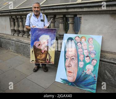 Artiste et peintre satirique Kaya Mar avec ses dernières œuvres devant Downing Street le jour de la démission de Boris Johnson, Londres Banque D'Images