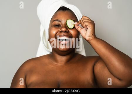 Heureux curvy femme africaine ayant soin de la peau spa jour - personnes art de l'auto-portrait-Care style de vie concept Banque D'Images