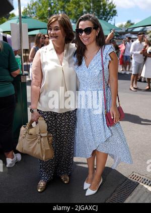 Cherie Blair (à gauche) le treize jour des Championnats de Wimbledon 2022 au All England Lawn tennis and Croquet Club, Wimbledon. Date de la photo: Samedi 9 juillet 2022. Banque D'Images