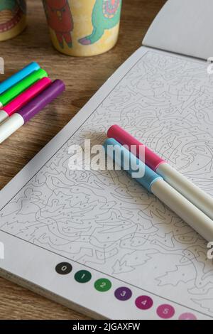 Livre de coloriage avec marqueurs, dessins créatifs Banque D'Images