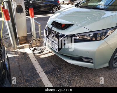 Voiture électrique chargée à Ikea Malaga, Espagne. Banque D'Images