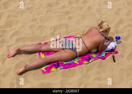 Bournemouth, Dorset, Royaume-Uni. 9th juillet 2022. Météo au Royaume-Uni : les foules affluent sur la plage de Bournemouth par une chaude journée ensoleillée tandis que les amateurs de soleil se rendent au bord de la mer pour profiter au maximum du soleil pendant que les plages se rassemblent. Crédit : Carolyn Jenkins/Alay Live News Banque D'Images