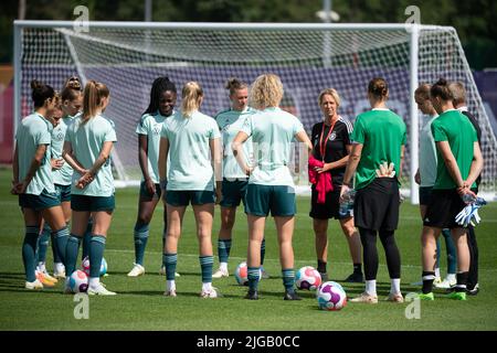 Londres, Royaume-Uni. 09th juillet 2022. Football: Équipe nationale, femmes, Championnat d'Europe 2022, formation Allemagne: Les joueurs qui n'étaient pas dans le début onze pour le match contre le Danemark se tiennent autour de l'entraîneur national Martina Voss-Tecklenburg (4th de droite). Credit: Sebastian Gollnow/dpa - NOTE IMPORTANTE: Conformément aux exigences de la DFL Deutsche Fußball Liga et de la DFB Deutscher Fußball-Bund, il est interdit d'utiliser ou d'avoir utilisé des photos prises dans le stade et/ou du match sous forme de séquences et/ou de séries de photos de type vidéo./dpa/Alay Live News Banque D'Images