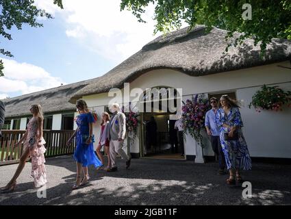 Les Racegoers arrivent sur Darley July Cup Day of the Moet et Chandon July Festival à Newmarket racecourse, Suffolk. Date de la photo: Samedi 9 juillet 2022. Banque D'Images