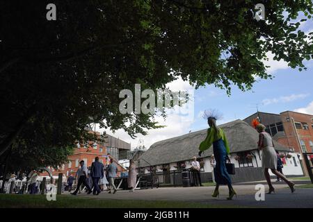 Les Racegoers arrivent sur Darley July Cup Day of the Moet et Chandon July Festival à Newmarket racecourse, Suffolk. Date de la photo: Samedi 9 juillet 2022. Banque D'Images