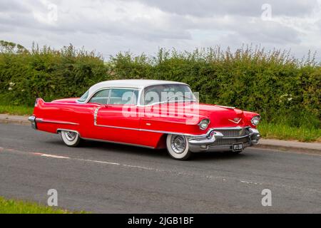 1956 50s, années cinquante, voiture de muscle rouge coupé 5700cc DE CADILLAC; en route vers la Tour Hoghton pour la rencontre de voiture d'été de Supercar qui est organisée par Great British Motor shows à Preston, Royaume-Uni Banque D'Images