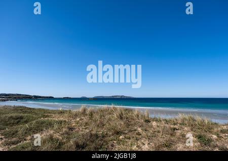 Plage de sable sauvage A Lanzada avec vue sur les îles de l'ont dans les îles de l'Atlantique du parc national de Galice, Espagne Banque D'Images