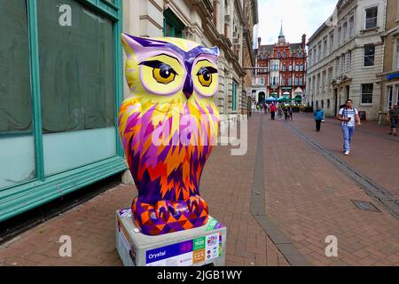 Ipswich, Suffolk, Royaume-Uni - 9 juillet 2022 : le sentier de la statue de la chouette de Big Hoot pour l'hospice de St Elizabeth.Crystal, numéro 49 sur King Street par Jill Busby. Banque D'Images