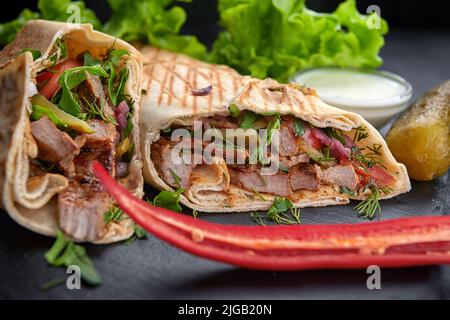 Shawarma en arabe, sauce et épices. studio Light Banque D'Images