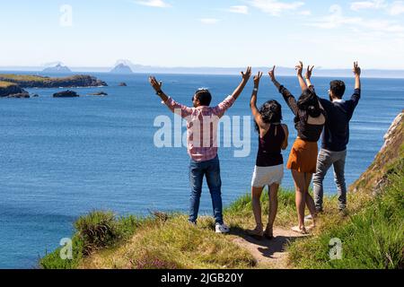 Comté de Valentia Island Kerry, Irlande. 9th juillet 2022. Touristes regardant les rochers Skellig de l'île de Valentia, comté Kerry, Irlande crédit: Stephen Power/Alay Live News Banque D'Images