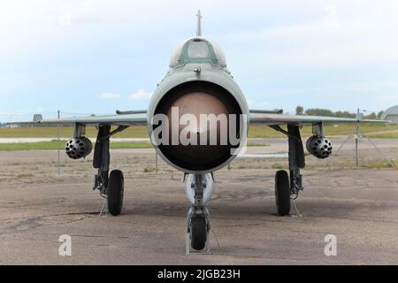 KAUNAS / LITUANIE - 10 août 2019: Mikoyan-Gurevich MIG-21 exposition statique de chasseurs à jet supersonique en lit de poisson à l'aérodrome d'Aleksotas Banque D'Images