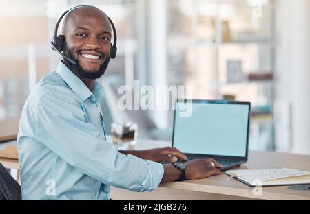 Aider les autres à atteindre leurs objectifs. Un jeune homme de centre d'appels. Banque D'Images