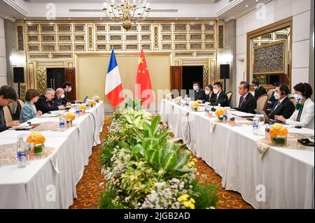 Bali, Indonésie. 8th juillet 2022. Le Conseiller d'Etat chinois et Ministre des Affaires étrangères Wang Yi rencontre la Ministre française des Affaires étrangères Catherine Colonna en marge de la réunion des ministres des Affaires étrangères du Groupe des 20 (G20) à Bali, Indonésie, 8 juillet 2022. Credit: Xu Qin/Xinhua/Alamy Live News Banque D'Images