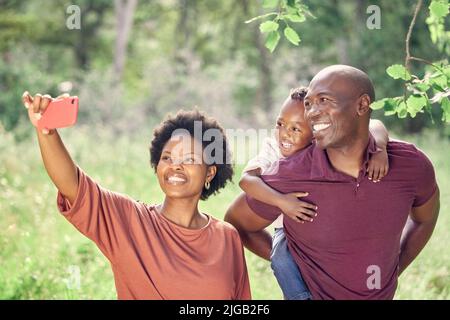 C'est un selfie de mon monde entier. Une femme prenant un selfie tout en passant la journée à l'extérieur avec sa famille. Banque D'Images