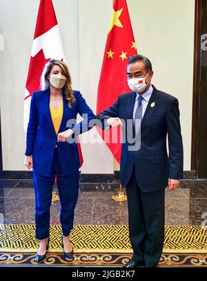 Bali, Indonésie. 8th juillet 2022. Le conseiller d'État chinois et ministre des Affaires étrangères, Wang Yi, rencontre le ministre canadien des Affaires étrangères, Melanie Joly, à l'occasion de la réunion des ministres des Affaires étrangères du Groupe des 20 (G20) à Bali, en Indonésie, au 8 juillet 2022. Crédit : Sun Lei/Xinhua/Alay Live News Banque D'Images