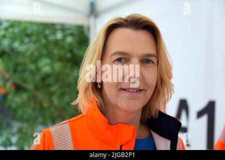 Potsdam, Allemagne. 06th juillet 2022. Anne Rethmann, Directrice générale des finances, de l'Autobahn GmbH des Bundes, a photographié lors d'un événement de presse pour marquer l'achèvement des travaux de construction sur l'autoroute A10 à Uetz-Paaren près de la jonction Potsdam-Nord. Crédit : Soeren Stache/dpa/Alay Live News Banque D'Images