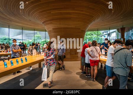 Bangkok, Thaïlande. 09th juillet 2022. Les clients font leurs achats dans le magasin phare Apple Central World Store. Crédit : SOPA Images Limited/Alamy Live News Banque D'Images