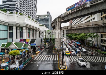 Bangkok, Thaïlande. 09th juillet 2022. Un train BTS Skytrain passe au-dessus de la circulation de voitures lourdes à l'extérieur du sanctuaire d'Erawan dans le centre-ville de Bangkok. Crédit : SOPA Images Limited/Alamy Live News Banque D'Images