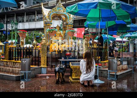 Bangkok, Thaïlande. 09th juillet 2022. Une personne prie au sanctuaire d'Erawan lors de fortes pluies. Crédit : SOPA Images Limited/Alamy Live News Banque D'Images