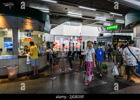 Bangkok, Thaïlande. 09th juillet 2022. Les personnes portant un masque facial font la queue pour acheter des billets pour le BTS Skytrain. (Photo par Matt Hunt/SOPA Images/Sipa USA) crédit: SIPA USA/Alay Live News Banque D'Images