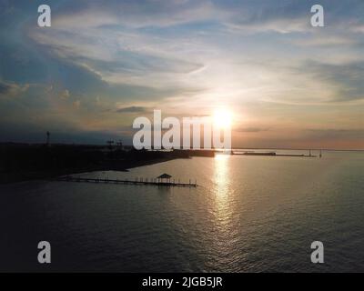 Belle vue aérienne - coucher de soleil sur la plage de Pangandaran, West Java - Indonésie. Banque D'Images