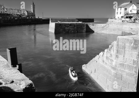 Kayak partant du port de Porthleven, Cornouailles Banque D'Images