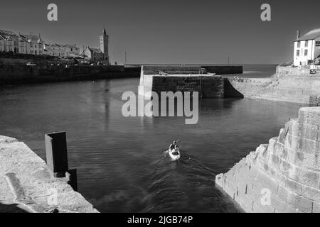 Kayak partant du port de Porthleven, Cornouailles Banque D'Images