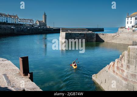 Kayak partant du port de Porthleven, Cornouailles Banque D'Images