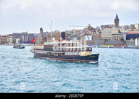 Le navire dans l'ancien style va au bossfor à Istanbul Banque D'Images