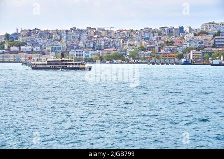 Le navire dans l'ancien style va au bossfor à Istanbul Banque D'Images