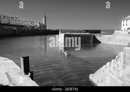 Kayak partant du port de Porthleven, Cornouailles Banque D'Images